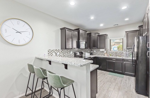 Surprise Farms House | Amazing Surprise Retreat W/Pool, Hot Tub, Ping Pong Table and much more!