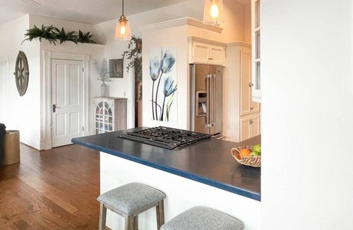 California Apartment | Amazing Water Views! Modern 2B in Historic Suite