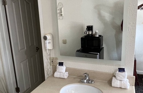 Hanford Hotel | Americas Best Value Inn Hanford