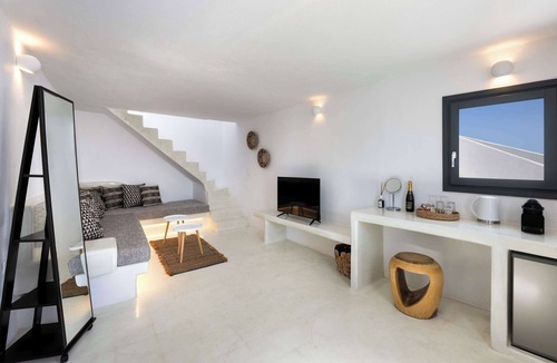 Akrotiri Apartment | Amphora Thalassa Seaview Gem w/Private Jacuzzi
