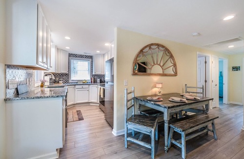 Surf City House | Ankers Away | Pet Friendly, Walk to the Beach!