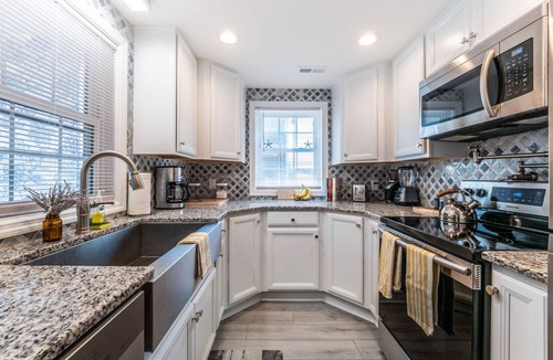 Surf City House | Ankers Away | Pet Friendly, Walk to the Beach!