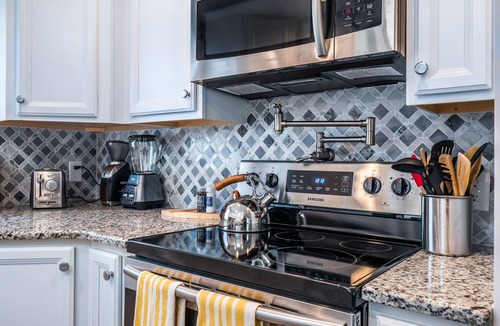 Surf City House | Ankers Away | Pet Friendly, Walk to the Beach!