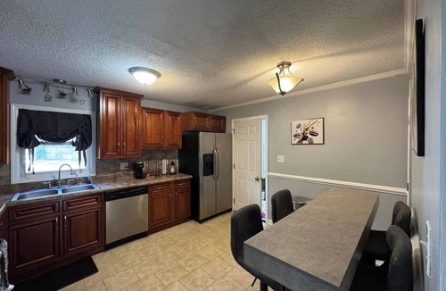 Jacksonville House | Ann’s Abode | Sleeps 8 w/Garage Lounge