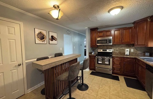 Jacksonville House | Ann’s Abode | Sleeps 8 w/Garage Lounge