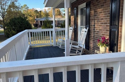 Jacksonville House | Ann’s Abode | Sleeps 8 w/Garage Lounge