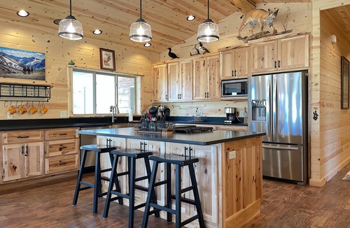 Cody House | AO Ranch- Private, pet friendly mountain retreat between Cody and Yellowstone