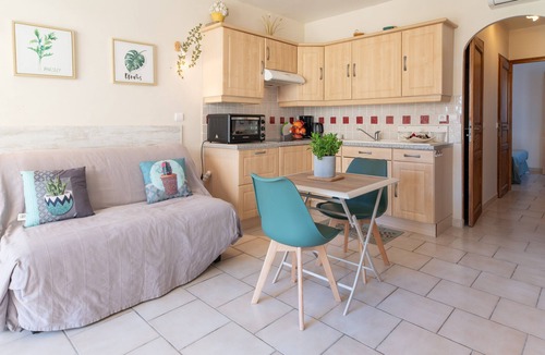 Prunete Apartment | Apartment '4 Personne' with Shared Pool, Wi-Fi and Air Conditioning