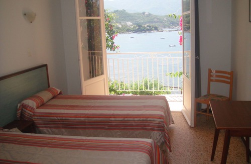 Tiuccia Apartment | APARTMENT (4Rooms) IMPRENABLE VIEW "PIEDS DANS L'EAU N°5 (sleeps 4 to 8)