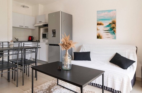 Poggio-Mezzana Apartment | Apartment 'Chez Lena' 100m from the Sea with Shared Pool, Wi-Fi, and Air Conditioning