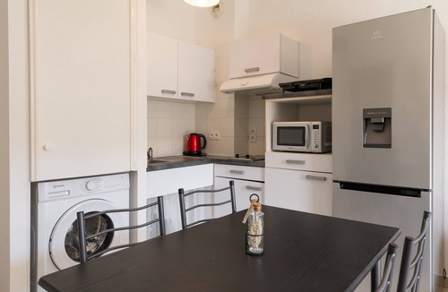 Poggio-Mezzana Apartment | Apartment 'Chez Lena' 100m from the Sea with Shared Pool, Wi-Fi, and Air Conditioning