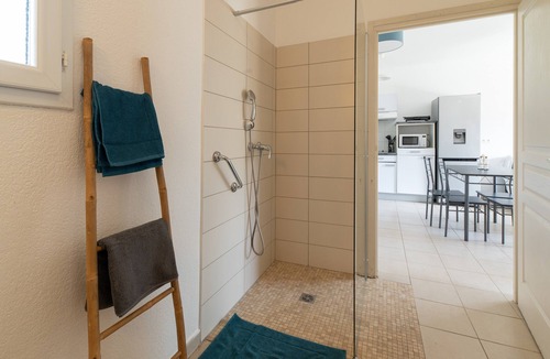 Poggio-Mezzana Apartment | Apartment 'Chez Lena' 100m from the Sea with Shared Pool, Wi-Fi, and Air Conditioning