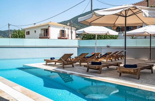 Nidri Apartment | Apartment 'Deluxe' with Shared Pool, Wi-Fi and Air Conditioning