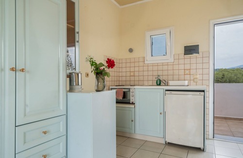 Sarlata Apartment | Apartment 'Garden View 2' with Shared Pool, Wi-Fi and Air Conditioning