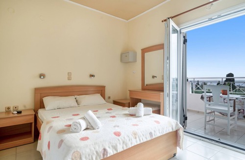 Sarlata Apartment | Apartment 'Garden View 2' with Shared Pool, Wi-Fi and Air Conditioning