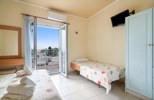Sarlata Apartment | Apartment 'Garden View 2' with Shared Pool, Wi-Fi and Air Conditioning