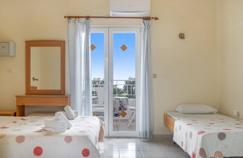 Sarlata Apartment | Apartment 'Garden View 2' with Shared Pool, Wi-Fi and Air Conditioning