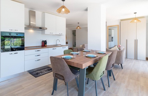 Pineto Apartment | Apartment 'La Dolce Vita 1' with Sea View, Wi-Fi and Air Conditioning