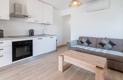 Pineto Apartment | Apartment 'La Dolce Vita 3' with Sea View, Wi-Fi and Air Conditioning