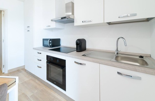 Pineto Apartment | Apartment 'La Dolce Vita 3' with Sea View, Wi-Fi and Air Conditioning