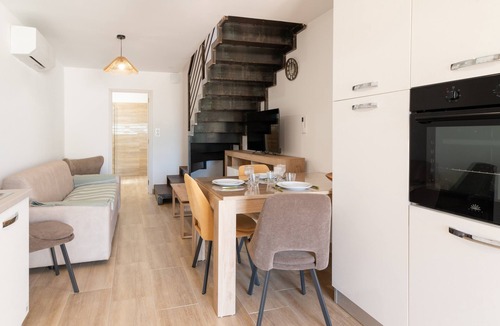 Pineto Apartment | Apartment 'La Dolce Vita 6' with Sea View, Wi-Fi and Air Conditioning