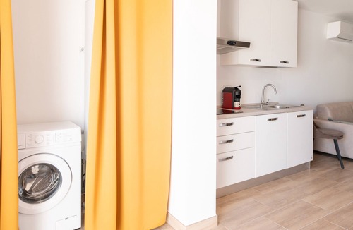 Pineto Apartment | Apartment 'La Dolce Vita 6' with Sea View, Wi-Fi and Air Conditioning