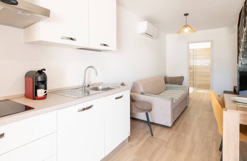 Pineto Apartment | Apartment 'La Dolce Vita 6' with Sea View, Wi-Fi and Air Conditioning