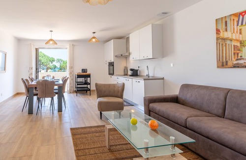 Pineto Apartment | Apartment 'La Dolce Vita 9' with Sea View, Wi-Fi and Air Conditioning