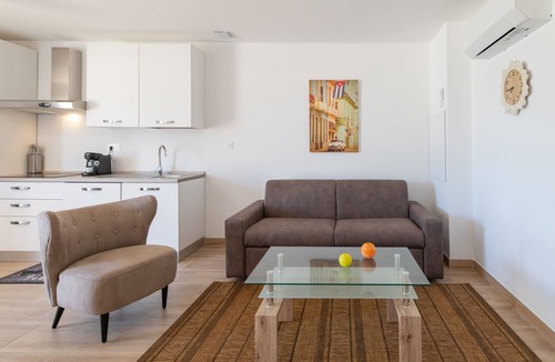 Pineto Apartment | Apartment 'La Dolce Vita 9' with Sea View, Wi-Fi and Air Conditioning