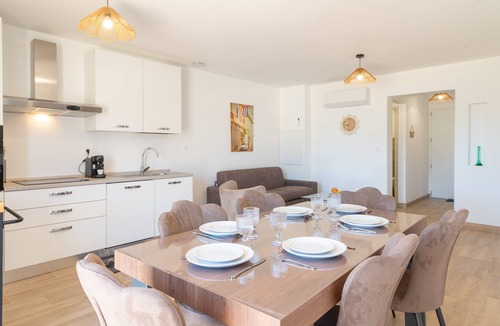 Pineto Apartment | Apartment 'La Dolce Vita 9' with Sea View, Wi-Fi and Air Conditioning