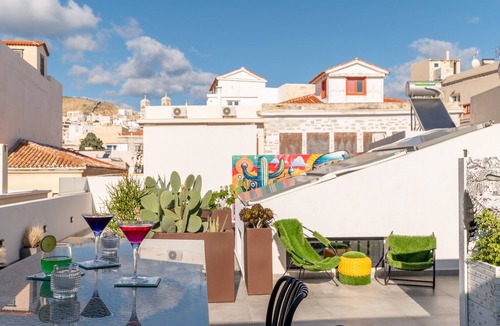 Ermoupoli Apartment | Apartment 'Olympia Loft Gallery' with Sea View, Wi-Fi and Air Conditioning