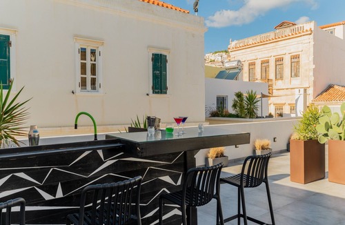 Ermoupoli Apartment | Apartment 'Olympia Loft Gallery' with Sea View, Wi-Fi and Air Conditioning