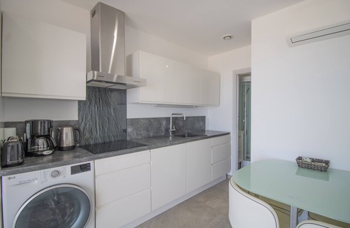 Albitreccia Apartment | Apartment 'Sublime Neuf' with Sea View, Shared Pool and Wi-Fi