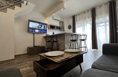 Pineto Apartment | Appartement Maenat climatisée à 200 m de la plage