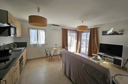 Lucciana Apartment | Appartement moderne à Lucciana avec terrasse ensoleillée.