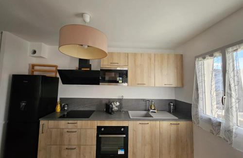 Lucciana Apartment | Appartement moderne à Lucciana avec terrasse ensoleillée.