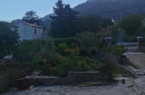 Calenzana Apartment | Appartement T3 entre mer et montagne avec beau jardin