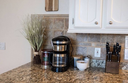 Sandy House | Apres Abode Pet-Friendly Ski Retreat w/Hot Tub