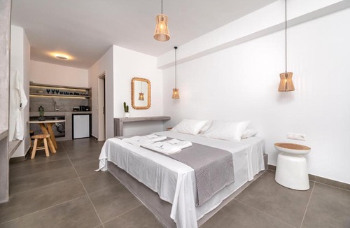 Kamari Hotel | AquaLung Suites