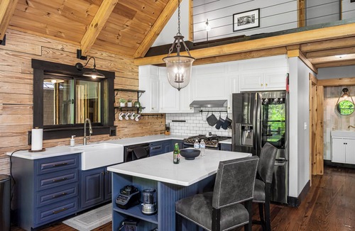 Stanton Cabin | Arch Fun Cabin - Modern Cabin w/Hot Tub, Games & Views