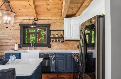 Stanton Cabin | Arch Fun Cabin - Modern Cabin w/Hot Tub, Games & Views