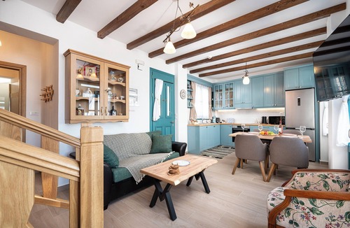 Zia Apartment | Archangel's Nest -Hug -Scenic Hideaway 1-bedroom apartment with WiFi, AC