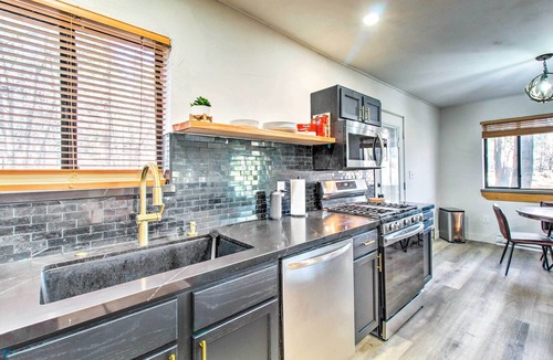 Pinetop-Lakeside Cottage | Arizona Getaway w/Fire Pit, BBQ & On-site Lake!