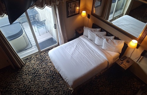 Doubleheader Bed & Breakfast | Arrowhead Manor B&B close to Red Rocks Amphitheater