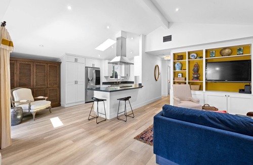 Browns Valley House | Art Collector's Sophisticated Home