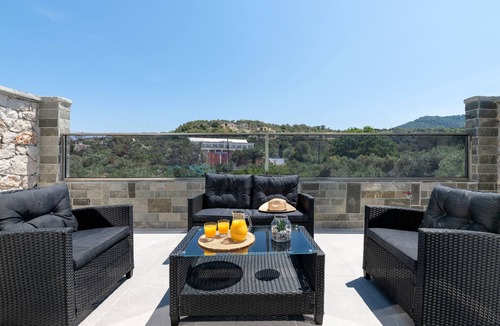 Kremasti Apartment | Artemis PoolFront Suite