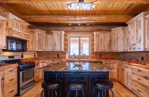 Ashton House | Ashton Bear-a-dise. Spacious retreat close to fishing, hiking, National Parks