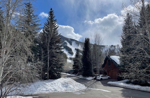 Warm Springs House | Aspen Home - Pet Friendly, Private Hot Tub & Close to Bald Mountain Ski Lodge