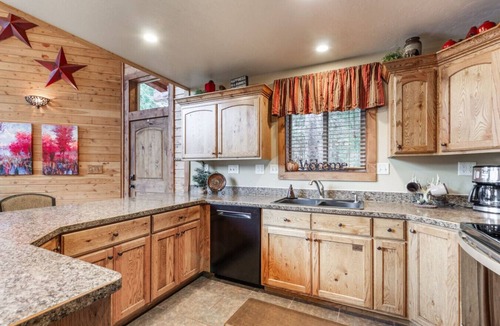 Last Chance Cabin | Aspen Inn just 15 minutes from Yellowstone National Park