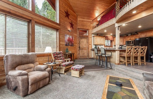 Last Chance Cabin | Aspen Inn just 15 minutes from Yellowstone National Park